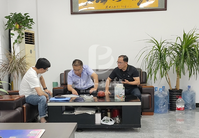 熱烈歡迎客戶(hù)來(lái)實(shí)地參觀環(huán)保型垃圾炭化爐